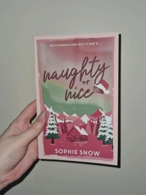 Naughty or Nice av Sophie Snow - En romantisk julroman med titeln 'Naughty or Nice' av Sophie Snow. Läst en gång och i mycket bra skick men det kan finnas mindre tecken på användning. Katt finns i hemmet. Nypris 138 kronor