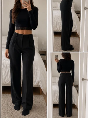 Svarta raka kostymbyxor - Stilrena svarta kostymbyxor med raka ben och pressveck. Byxorna har hällor för skärp och två bakfickor. Perfekta för en clean och klassisk look. Materialet är en blandning av polyester, viskos och elastan. Längd: ca 91 cm 