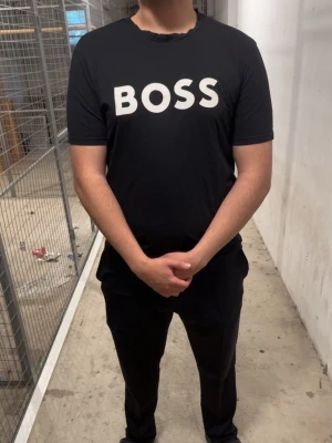 Boss T-shirt  - Mannen på bilden väger 93kg och är 180cm pris kan diskuteras.