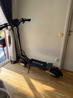 OOTO T10 900W 48V 18Ah – Helt ny med kvitto - Säljer en OOTO T10 elsparkcykel i absolut nyskick. Köpt ny i maj 2026 för 4 699 kr och endast monterad samt provkörd en kort stund.  Anledningen till försäljningen är att den köptes till min lillebror men visade sig vara för stor och kraftfull för honom.  ✅ 900W motor ✅ 48V 18Ah batteri ✅ Räckvidd upp till 60 km ✅ 11-tums grova terrängdäck ✅ Dubbla LED-framlyktor ✅ Skivbromsar ✅ Fjädring fram och bak ✅ Hopfällbar konstruktion  Kvitto, laddare, nycklar, originalkartong och alla tillbehör medfölje