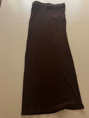 Brun lång kjol - En brun lång kjol, i storlek 34/xs. I superbra skick💞