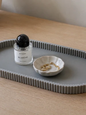 Grå rektangulärt bricka i 3d print - Säljer en stilren grå bricka i PLA 3d print med räfflade kanter och avlång form. Perfekt för att förvara småsaker som smycken, parfym eller nycklar på skrivbordet eller i hallen. Enkel att matcha med modern inredning.
