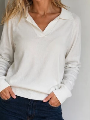 Vit finstickad tröja viscose Stl XS - Vit finstickad tröja med krage. Cubus Stl XS, passar en small bra, ledig passform. Tröjan är i en mjuk och skön kvalitet. Viscose/bomull/polyamid.  Använd 2 ggr, bra skick. Nypris 399:-