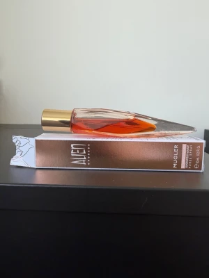 Alien Goddess Supra Florale 10 ml - Alien Goddess Supra Florale edp travel flaska 10 ml. Cirka 8 ml kvar.