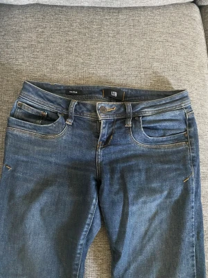 Blå jeans från LTB - Säljer dessa snygga blå jeans från LTB, lågmidjade och bootcut.  Köpta på Zalando för 700kr och använda fåtal gånger💕 storlek 26/32