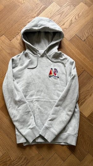 Norse Projects hoodie - Norse Projects hoodie, stl S. Nypris 2200 kr, hör av dig vid frågor eller funderingar! Väldigt bra skick.