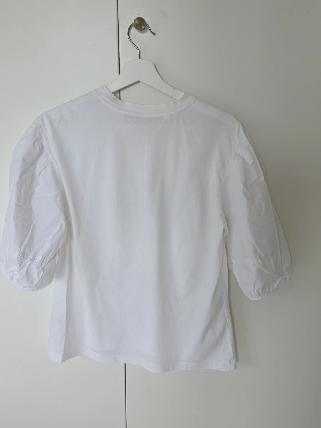Vit blus med puffärmar - 1