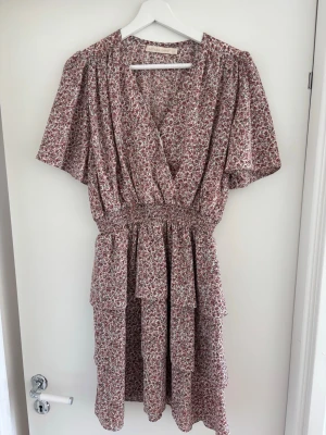 Blommig klänning - Blommig söt klänning. Vet ej vilken butik den är köpt i men märket syns på bilden💕Storlek L men skulle säga M. 
