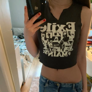 Topp - Första bilden lånad från förra säljaren, jättefin Rolling Stones topp!! Storlek xxs men jag som har s/m har haft den också. Superfin men har för många toppar!