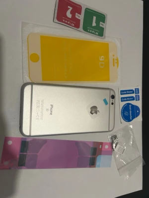 iPhone 6 S baksida / silver  - Säljer en iPhone 6 S silver  baksida, en SIM-korthållare, knappar , skärmskydd och en uppsättning rengöringsdukar. baksida för iPhone 6 S, perfekt för att ersatta en skadad baksida, kontakta mig om du undrar över något