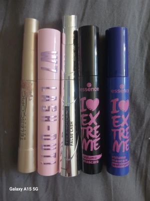 Mix av mascaror från L'Oréal, W7 & Essence - Säljer ett set med fem mascaror: två Telescopic från L'Oréal i guld och silver, en rosa W7 Lash Duty och två Essence I Love Extreme i svart och blå tub. I love extreme o false lash är endast testade.