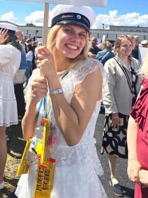 Vit spetsklänning med volang - vit kortklänning i spets med volangdetaljer och v-ringning från bubbleroom!🤍 Klänningen har korta ärmar i spets och flera lager i kjolen för extra volym. Perfekt för sommarens alla tillfällen. Klänningen är köpt på Plick och jag har själv bara använt den EN GÅNG!! Klänningen har inga fläckar eller liknande och är i nästan helt oanvänt skick!☺️ orginalpris är ca 800-900kr