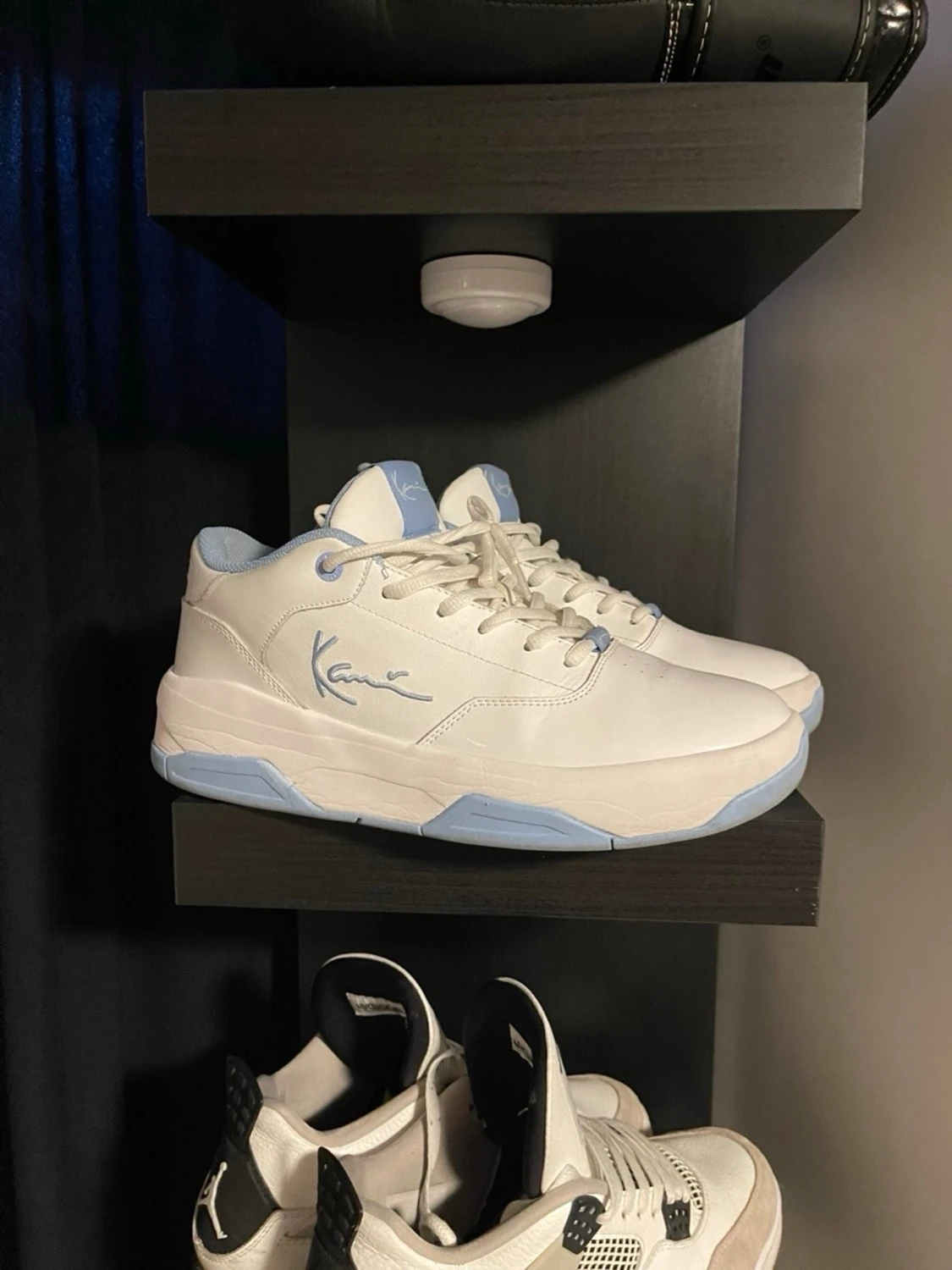 Vita sneakers med ljusblå detaljer