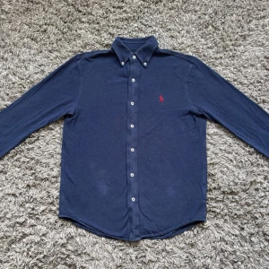 Ralph lauren skjorta - Säljer denna rikigt feta Ralph lauren featherweight mesh skjortan!⭐️Storlek : XS!🤝Skick : 9,5/10!🙌Hör gärna av er om ni har funderingar!👍