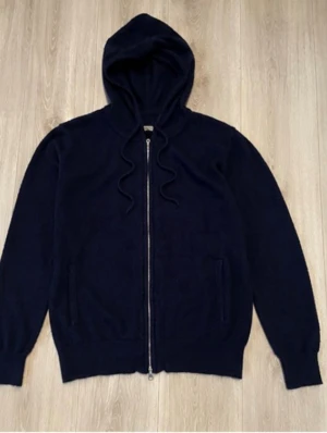 Kashmir hoodie - En stilren kashmir hoodie i färgen mörkblåa. Fickorna är igen sydda.  på baksidan är den även lite insydd där av är de två sträck på ryggen annars inga defekter. Pris går att diskutera. Hör av er vid minsta lilla fråga. MVH WallstenCloset 