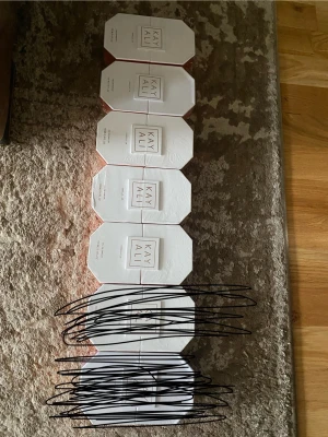 6 äkta ”oöppnade” Kayali parfymer! Vanilla 28 Eau de Parfum  - Jag har rensat min Kayali-samling och säljer därför flera av mina parfymer. Jag köpte dem både via Plick och Vinted till bra priser när jag samlade på olika dofter och testade vilka som passade mig bäst. Eftersom jag själv fick dem billigare väljer jag också att sälja dem vidare till ett bra pris istället för att försöka tjäna pengar på dem. Samtliga parfymer är äkta och har förvarats väl för att bevara kvaliteten. Skick och mängd som finns kvar syns tydligt på bilderna😊