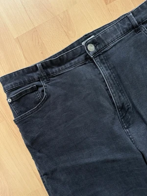 Svarta stretchiga jeans  - Klassiska och otroligt sköna svarta jeans från Lindex i storlek 54. Jeansen har en rak passform, traditionell 5-ficksmodell och ett mjukt jeanstyg som ger en perfekt och bekväm passform. En riktig favorit som passar till allt✨
