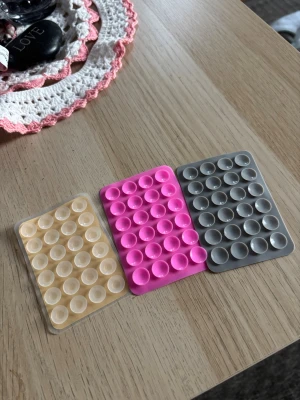 Tre mobilhållare skal pop Octopus grepp - Tre pack Silikon hållare till mobilen. Med 24st sugkoppar och klister på baksidan.  Färgerna på min profil går att blanda hur man vill, meddela om du vill ha annan färg vid köp.   Skickar gärna i bundle. Mått cirka 5,5 x 8 cm.     #silikon #mobilhållare #octopus #octoholder #case #iphone #idealofsweden #skal #tillbehör #octopushållare #stativ #tiktok #mobilgrepp #sugpropp #silikongrepp #popsockets 