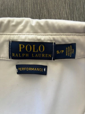Polo Ralph Lauren piké tröja - Vit piké från Polo Ralph Lauren. I väldigt bra skick då den ej är använd så ofta