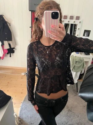 Spets topp - Säljer denna spets topp från Gina Tricot.  Står storlek M, men skulle säga att det är mer en S.