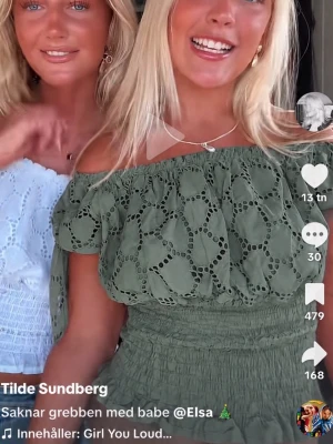 Grön offshoulder topp💕 - Säljer min jätte fina gröna topp som är köpt på vinted💕 den är i onesize men sitter dom xs-S passar säkert m oxå då den är stretching💕
