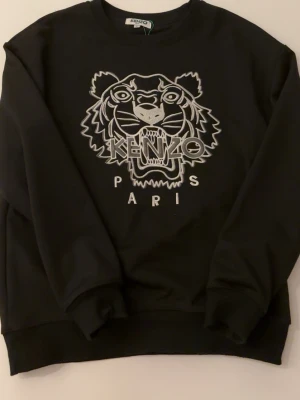 Svart tröja - Svart hoodie känt märke, mycket bra skick knappast använd den va för liten, storlek S