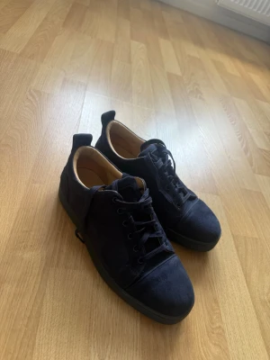 Mörkblå Louboutin skor - Skorna är princip i nyskick lite skit på undersidan inget rejält går o tvätta bort.  skorna är använda ett par gånger men extremt fint skick, lådan har jag tyvärr slängt 