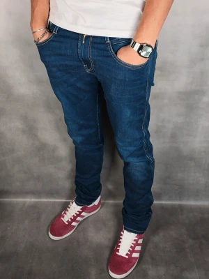 Replay Anbass  - Replay Anbass Jeans • Storlek: 30/32 • Skick: 8/10 – fint skick skick, slitning i skrev se bild 5 • Inkluderas: Endast jeansen • Nypris: Ca 2 000 kr • Passform: Modellen på bilden är 180 cm lång, väger 65 kg •