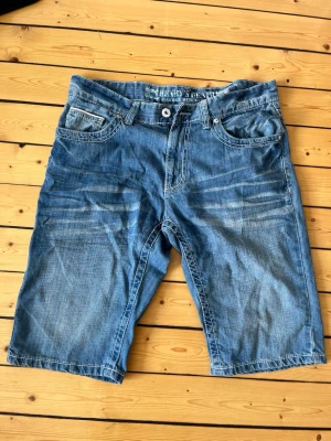 Henrys denim jorts  - Sjukt snygga vintage jorts från Henrys denim i storlek L. Mycket bra skick, skriv vid eventuella fundeingar😁 fraktar inom 1-2 dagar  