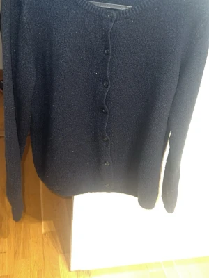 Mörkblå långärmad tröja. - Har använt den en del men den passar bra till vintern. Sitter för löst på mig. Pris kan diskuteras.