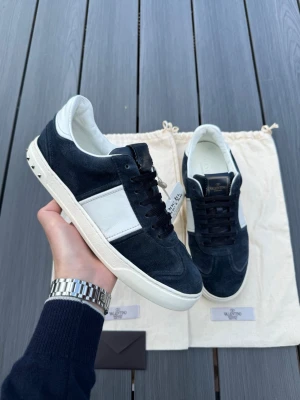 Valentino flycrew navy  - Valentino flycrew navy, storlek 41 passar 42, mycket fint skick 9/10 alla nitar på platts, dustbags kort samt tag från VC medföljer vid köp, vid funderingar hör av er.