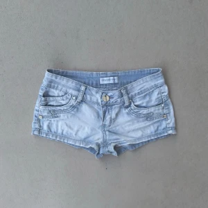 unika lågmidjade jeansshorts - söta ljusblå jeansshorts lågmidjade fint skick  passar xxs/xs 🩵 leverans inom 24h  midja 32,5 längd 20
