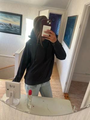 Svart hoodie med huva - En basic hoodie med snören. Tröjan sitter bra på mig som vanligt vis har XS. Pris diskuteras gärna då jag vill bli av med grejer❤️❤️