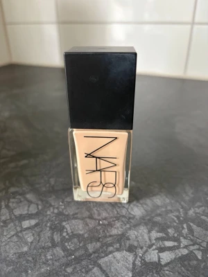 NARS Light Reflecting Foundation i färgen mont blanc  - NARS Light Reflecting Foundation i färgen mont blanc. (Se sista bilden för hur mycket som är kvar i flaskan) 