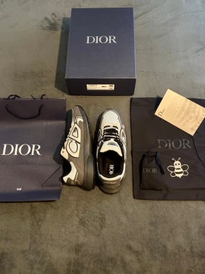 Dior B30 - Säljer Dior B30 i grå/vit – helt nya. Skorna är i toppskick och endast provade. Anledningen till att jag säljer dem är att de tyvärr är lite för små för mig. Mycket hög kvalitet. Skicka gärna meddelande vid intresse eller om du vill ha fler bilder. Pris kan diskuteras.