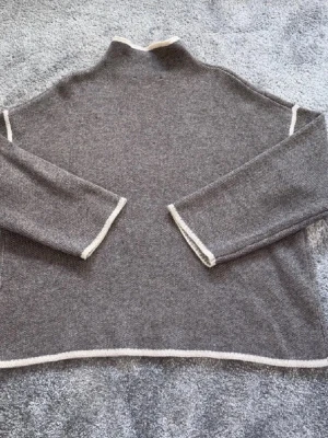 Grå stickad tröja från Zara - Snygg stickad tröja som säljs då den int kommit till användning på ett tag. Matreialet sticks int på huden, vem perfekt på hösten. Inga noppror eller så