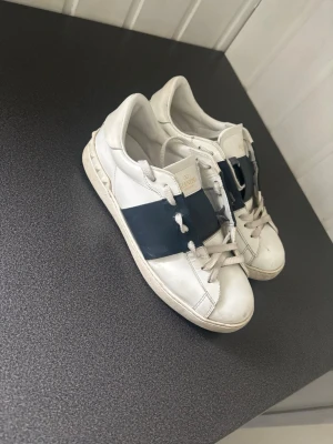 Vita sneakers med svart detalj Valentino - Valentino opens. Ny pris 5500 kr, säljer de för 2499 kr. Hör av er vid frågor.