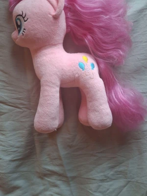 Pinkie Pie G4 2014 TY plushie - Söt pinkie pie med skadat hår som är frizzy. Denna annons är reserverad.