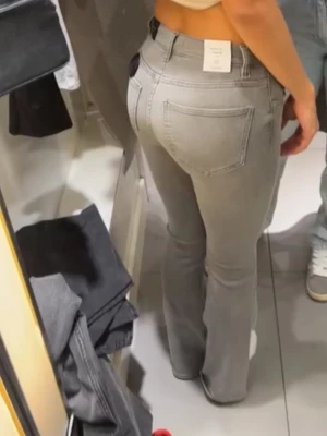 Grå bootcut jeans  - Bilden är från när jag köpte dem, skriv för fler bilder💕