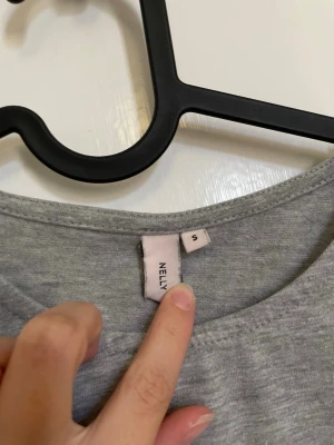 Basic long sleeve - Fin grå tröja. ☺️🤍