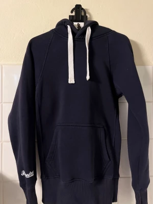 Russemerch hoodie - Jag säljer en helt oanvänd och trendig mörkblå hoodie i storlek XS från Russemerch. Jag säljer den då storleken inte riktigt passade mig. Finns det någon fundering tveka inte på att höra av dig!