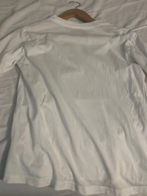 Vit långärmad topp från Polo Ralph Lauren - Vit långärmad topp från Polo Ralph Lauren i mjuk bomull. Enkel och stilren design med rund halsringning och normal passform. Perfekt för dig som gillar klassiska och cleana plagg. Äkta. Använt 1-2 ggr. 
