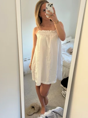 Vit klänning  - Super söt vit kort klänning från hm! Går att både klä upp och klä ner. Passar perfekt till vardags eller fest, luftig och skön nu i sommarvärmen!💛🧡