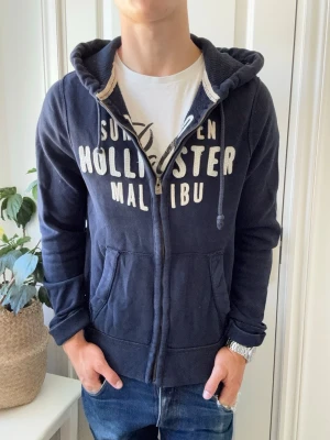 Hollister hoodie / full zip  - Hollister hoodie / full zip, Inga defekter! Modellen i bilderna är 180 cm 75 kg och bär Storlek M , Kom med frågor! 🌟 (Kan gå ned i pris vid köp av paket 😉) 