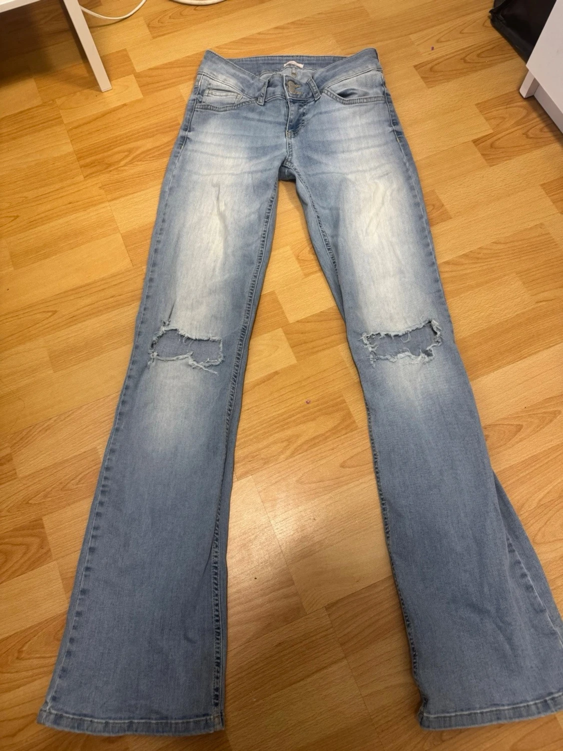 Ljusblå bootcut jeans från Nelly