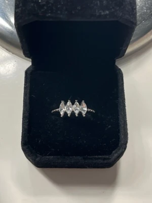 Silverring med 4 kristall stenar - Snygg silver ring med 4 klara stenar i rad, storlek 16.1mm