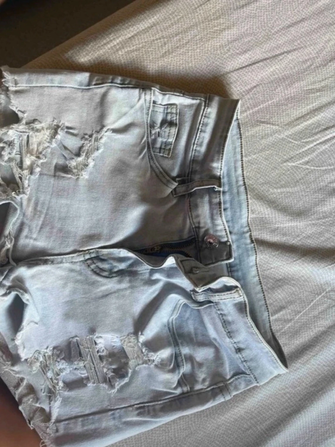 Ljusblå slitna jeansshorts - 1