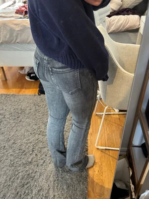 Grå bootcut med mellanhög midja - Säljer ett par super fina bootcut jeans med mellanhög midja. Jeansen har klassisk femficksdesign och är tillverkade i ett mjukt denimtyg med lätt tvättad look💗är lite långa på mig som är 156