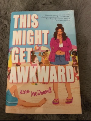 This Might Get Awkward bok - En färgglad inbunden bok med titeln 'This Might Get Awkward' av Kara McDowell. Omslaget har en tecknad strandscen med ungdomar, där en tjej i rosa kofta och jeanskjol står i fokus. Perfekt för dig som gillar romantisk och humoristisk ungdomslitteratur. Inbunden!!