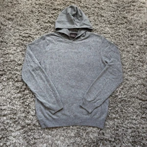 Oscar Jacobson stickad hoodie - Säljer denna rikigt feta Oscar Jacobson hoodien gjord av en kashmirblanding🙌Nypris = 1999kr🤝Storlek S / skick : 9/10!⭐️Hör gärna av er om ni har funderingar!👍